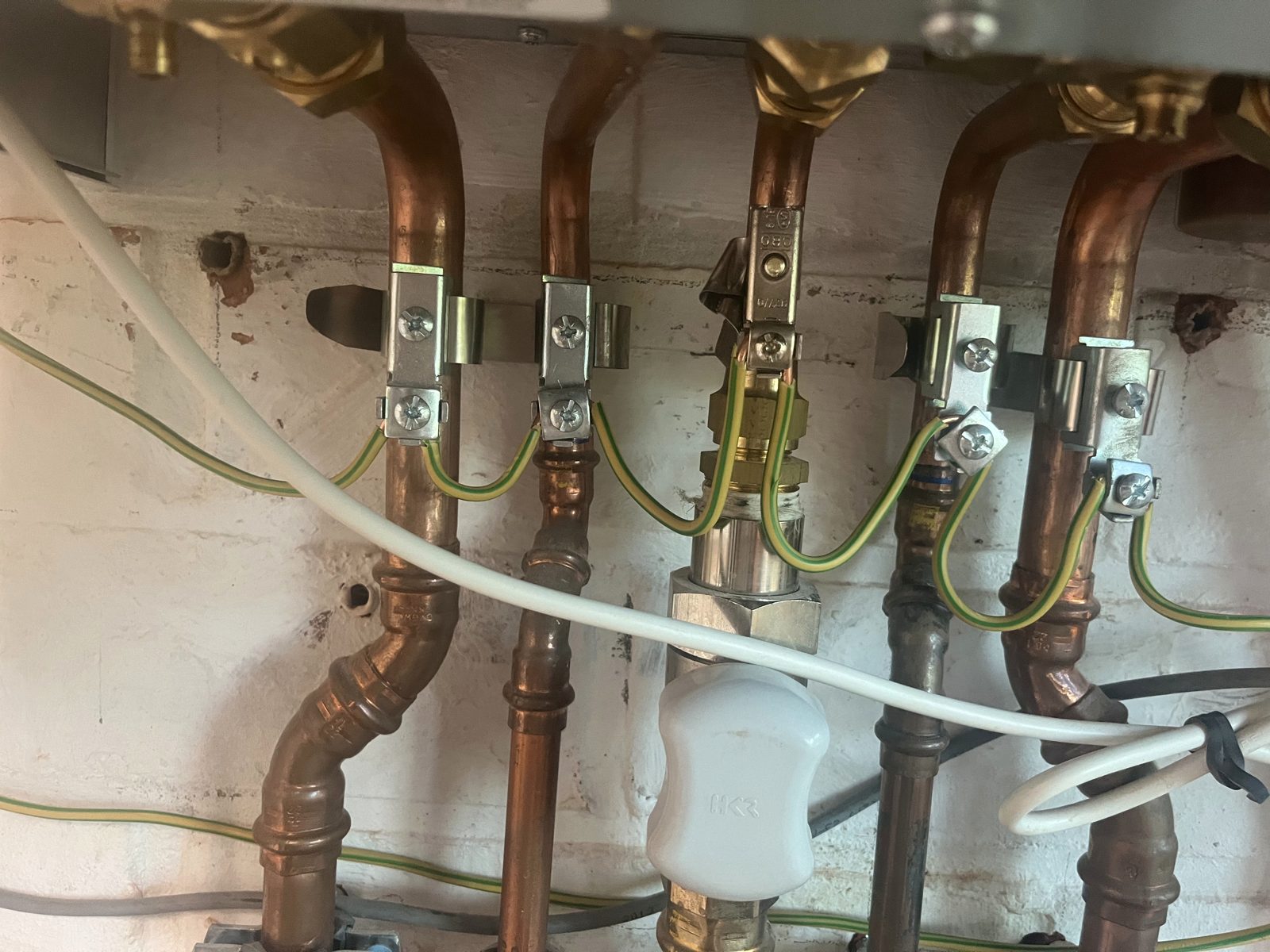 Connexions électriques industrielles soigneusement raccordées